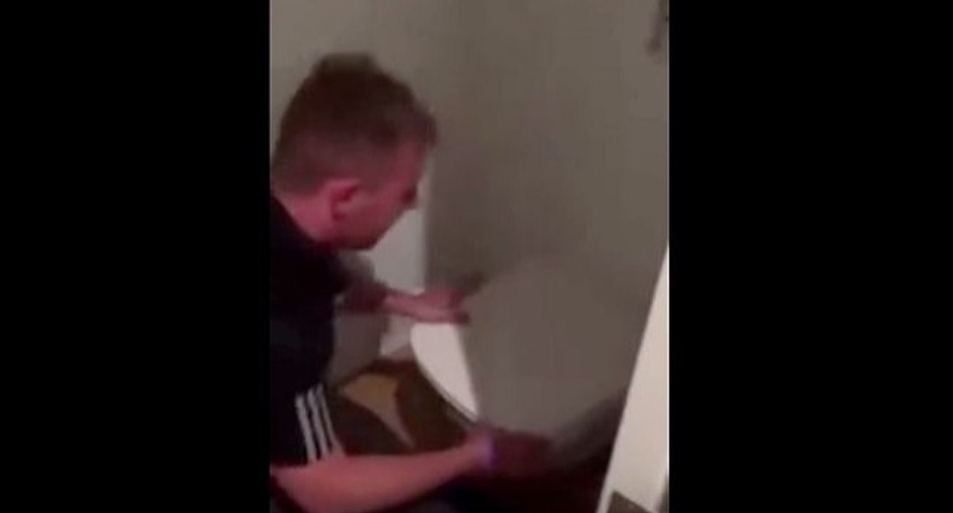 Un apprenti plombier pose ses premières toilettes