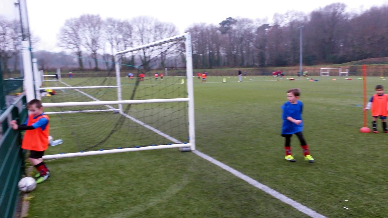 Un petit match entre U7 à l'entraînement