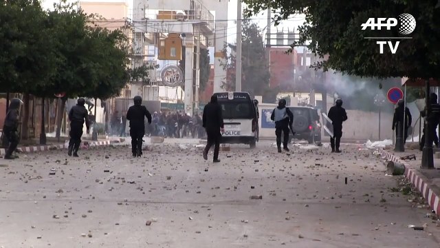Tunisian police clash with protesters in Kasserine
