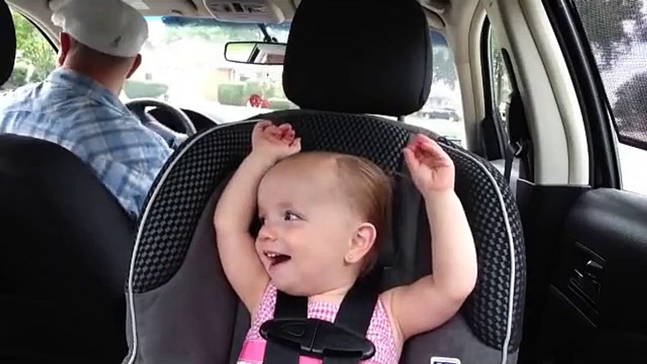 A 20 mois, cette petite fille chante Alleluia