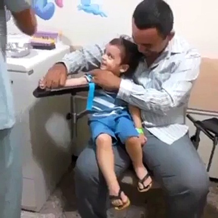 MIGNON - Cette infirmiere est une pro avec les enfants!