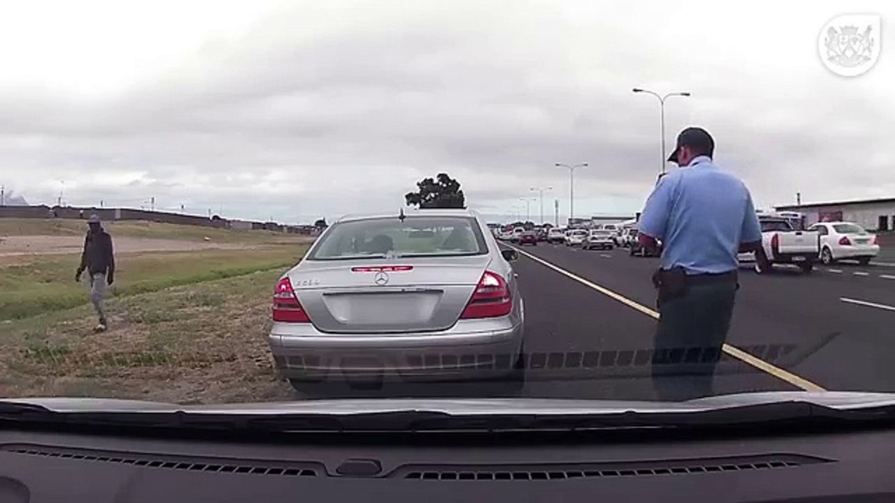 Un policier se fait tirer dessus et poursuit une contravention