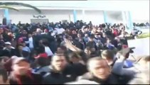 A Kasserine, des milliers de Tunisiens affrontent la police réclamant 