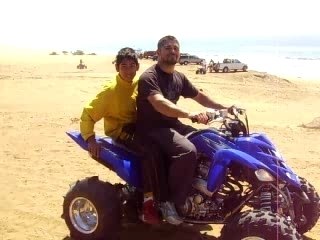 Esteban con Luis en la moto