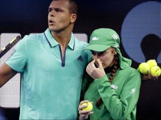 Top Toplayıcı Kız Rahatsızlandı, Ünlü Tenisçi Yardıma Koştu