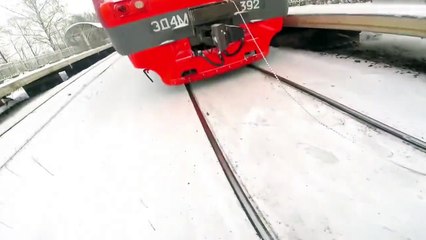 En Russie, un homme skie attaché à un train.