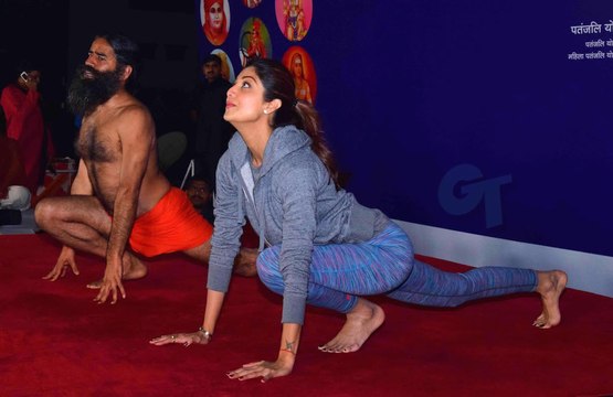 Shlipa Shetty Teaches Baba Ramdev HOT Yoga!