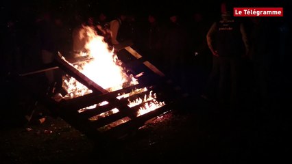 RN12. Les agriculteurs s'installent pour la nuit