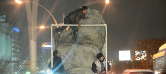 Kağıt toplayıcısının tehlikeli yolculuğu kamerada