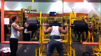 Ce bodybuildeur tente un squat à 400kg mais c'est raté!