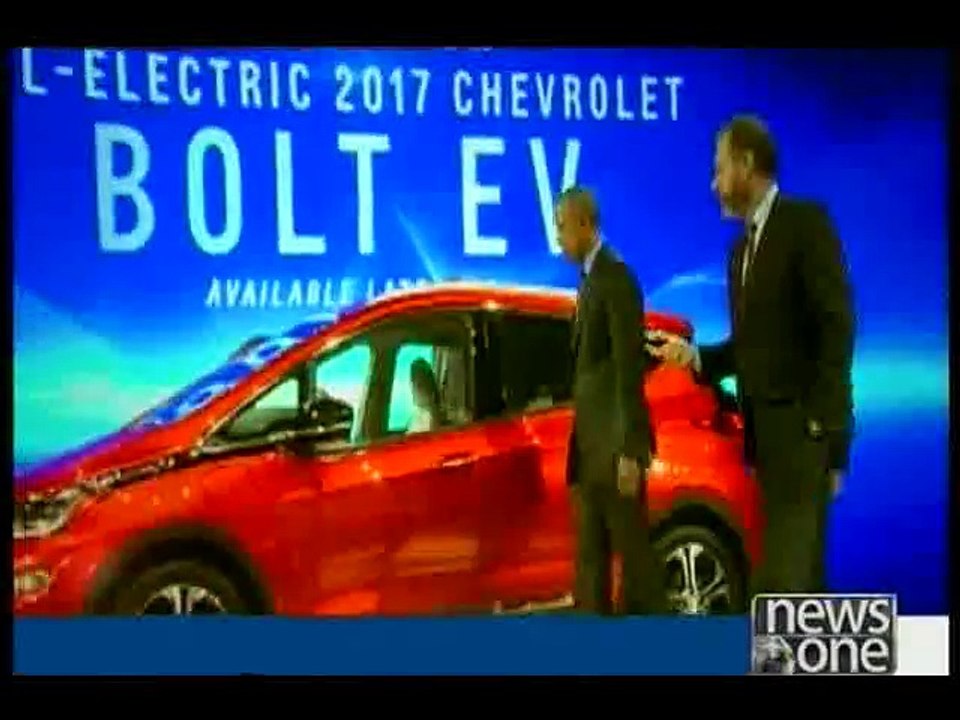 Barack Obama takes in Detroit auto show, touts bailout results
