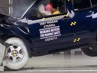 2007 Nissan Xterra moderate overlap IIHS crash test