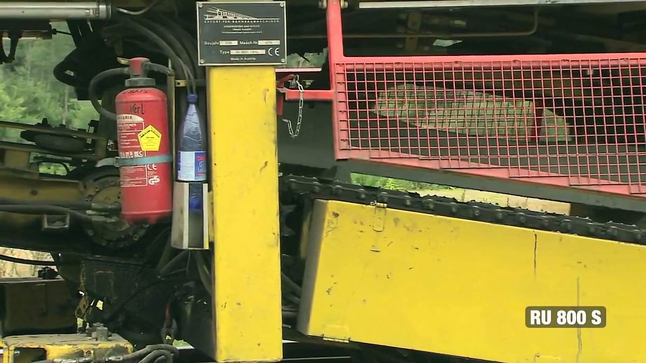 Comment cette machine fabrique des lignes de chemins de fer