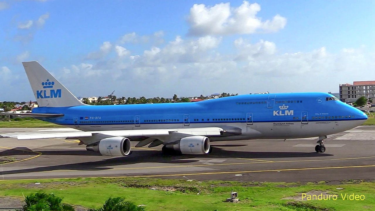 Amazing Plane landing and take-off footage at Maho Beach St Maarten (1)