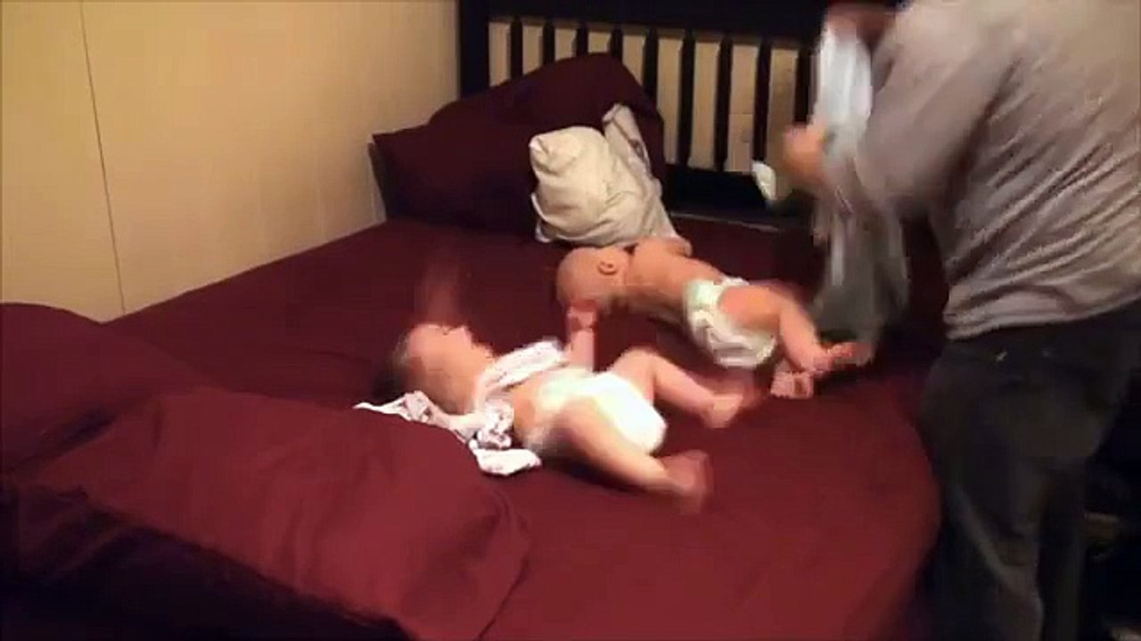 Il papà deve preparare i gemellini per la notte: la sua battaglia vi farà sorridere!