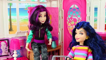 Should Evie be Chad’s Girlfriend? Descendants Chad Charming comes to Auradon Prep. DisneyToysFan