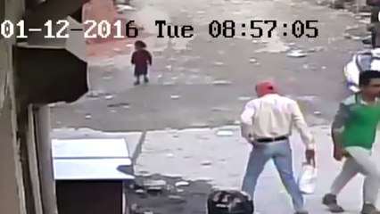 Une voiture roule sur une fillette miraculée qui s'enfuyait de chez elle