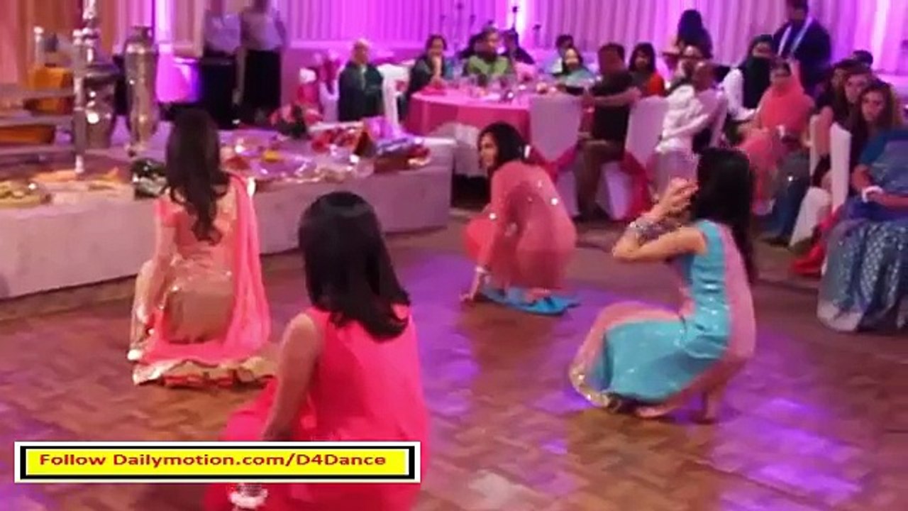 Pakistani Karachi Cute Girls Wedding Mehndi Dance On TWIST - HD