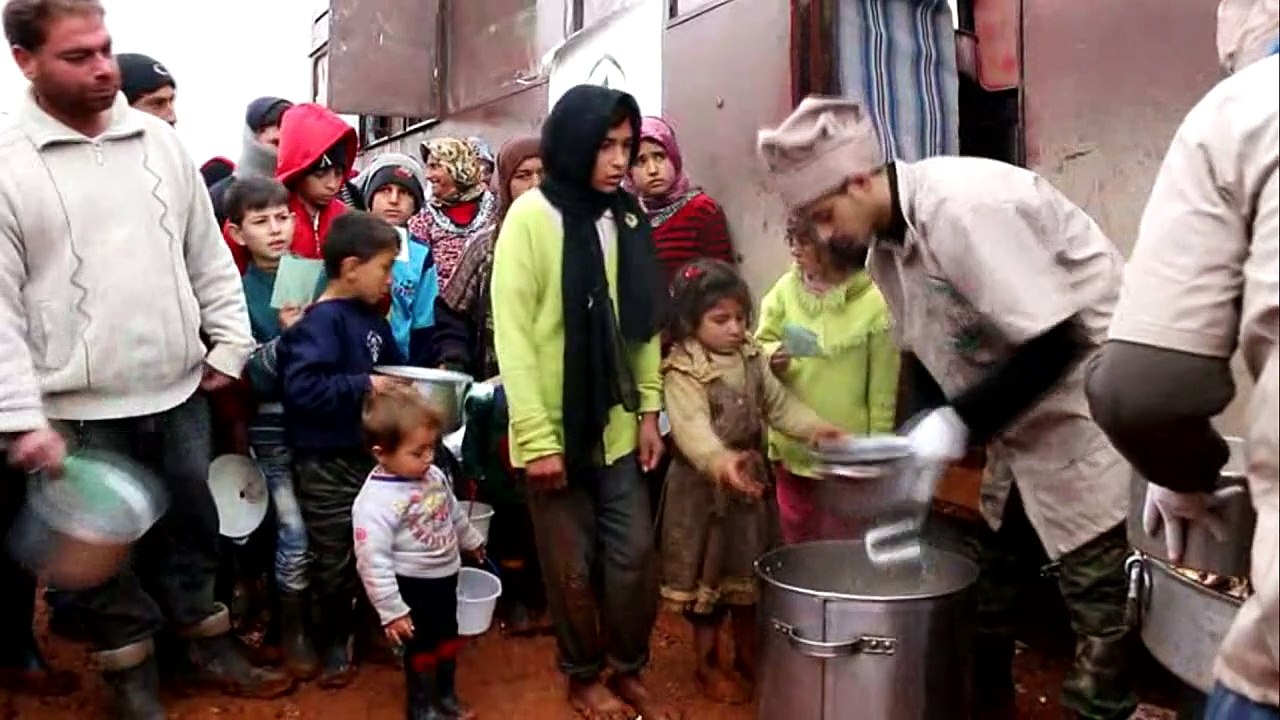 Küchen-bus versorgt tausende syrer im flüchtlingslager atma