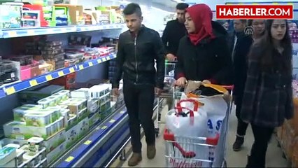 Liseliler Harçlıklarıyla Sığınmacıların Yüzünü Güldürüyor