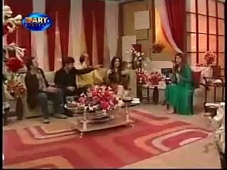 What Noor Said When Humayun Saeed Kissed & Hug Her in Live Show