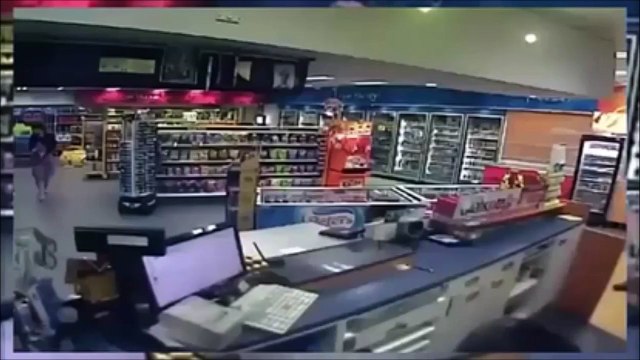 Bonjour, un plein et des chewing-gum - Accident de dingue dans uns station service