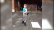 Un gamin éclate une vitre en jouant au Street Hockey... Et son père se moque de lui