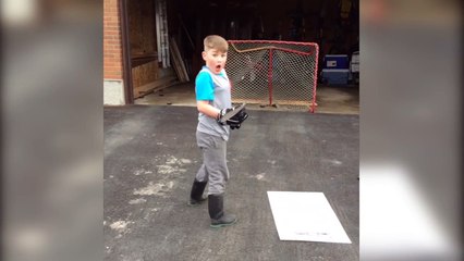 Un gamin éclate une vitre en jouant au Street Hockey... Et son père se moque de lui