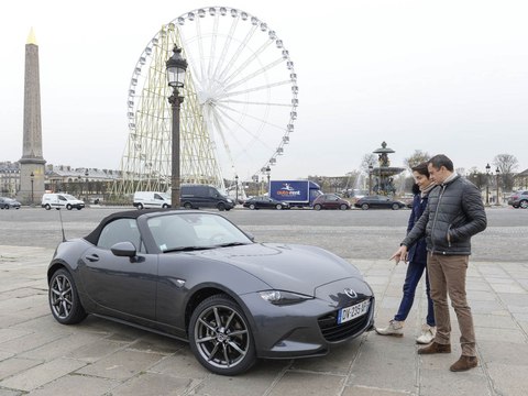 Franck Lagorce au volant du Mazda MX-5 (animation photo)