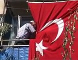 Türk bayrağına sarılan şehit babası- Oğlum, bayrağın asıldı sana kurban olurum