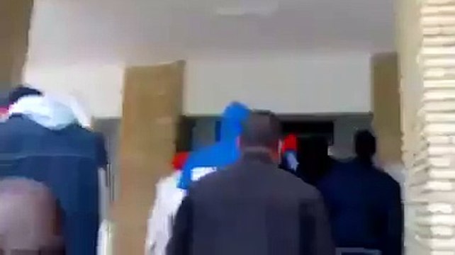 لحظة اقتحام مقر ولاية توزر من طرف المحتجين وشعار ديقاج يرفع من جديد