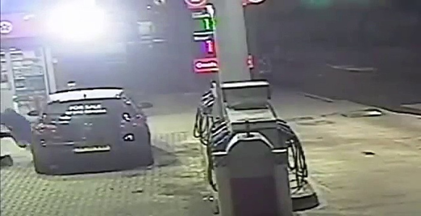 Shocking CCTV Violent thief steals car on Christmas Day (720p Full HD)