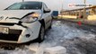 Un automobiliste se prend un bloc de glace énorme sur sa voiture - Pas de chance