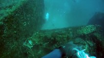 Un pécheur au harpon se fait emporter par un Mérou géant (grouper fish)