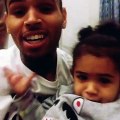 Chris Brown : Il chante pour Royalty dans une vidéo trop mignonne !