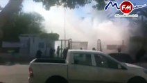لحظة إقتحام مقر ولاية المهدية من قبل المحتجين، و الأمن يطلق قنابل مسيلة للدموع