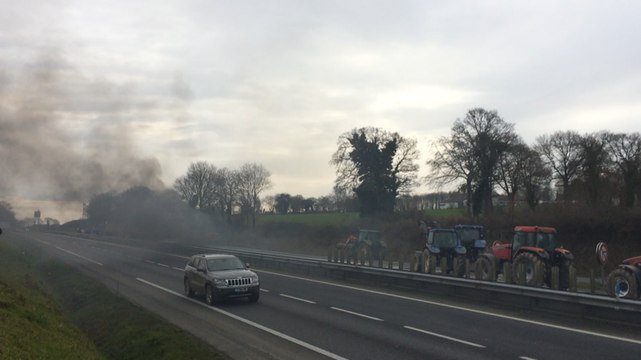 Crise agricole. Le feu sur la RN12 à hauteur de Guingamp