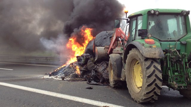 Feu des agriculteurs sur la RN12 à Guingamp