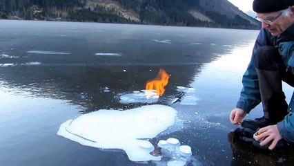 Il met le feu à du gaz piégé sous la glace !