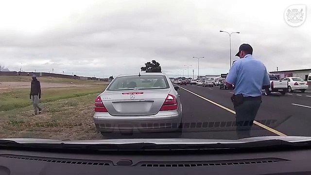 Un policier se fait tirer dessus et poursuit une contravention