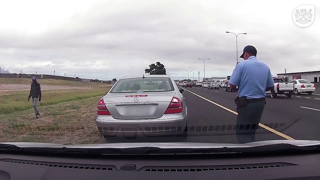 Un policier se fait tirer dessus mais poursuit quand même sa contravention !