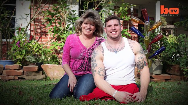 On dirait un homme musclé comme bien d'autres, mais lorsqu'on regarde sous sa ceinture, wouah!