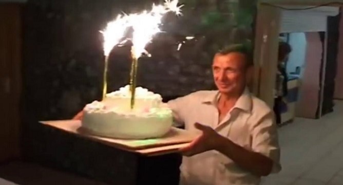 Quand Régis apporte le gâteau de mariage