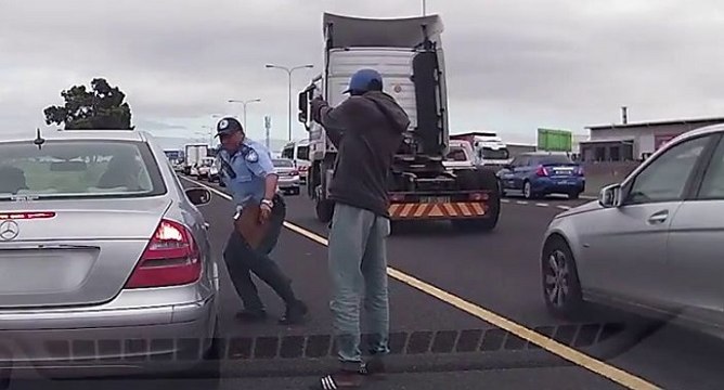 Un policier se fait tirer dessus mais continue à dresser une contravention