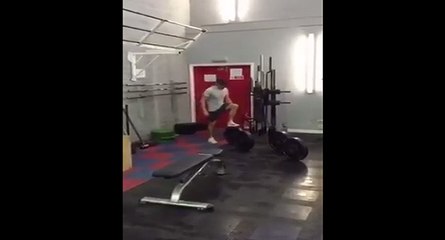 Parcours d'équilibre dans une salle de sport