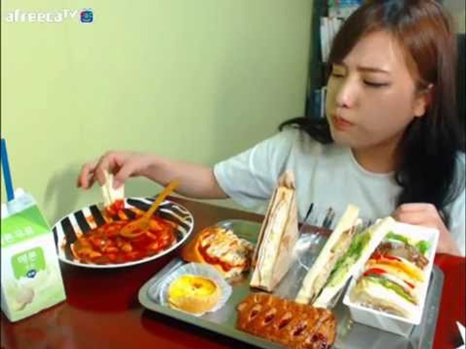 터민 파리바게트 샌드위치+빵+떡볶이 먹방