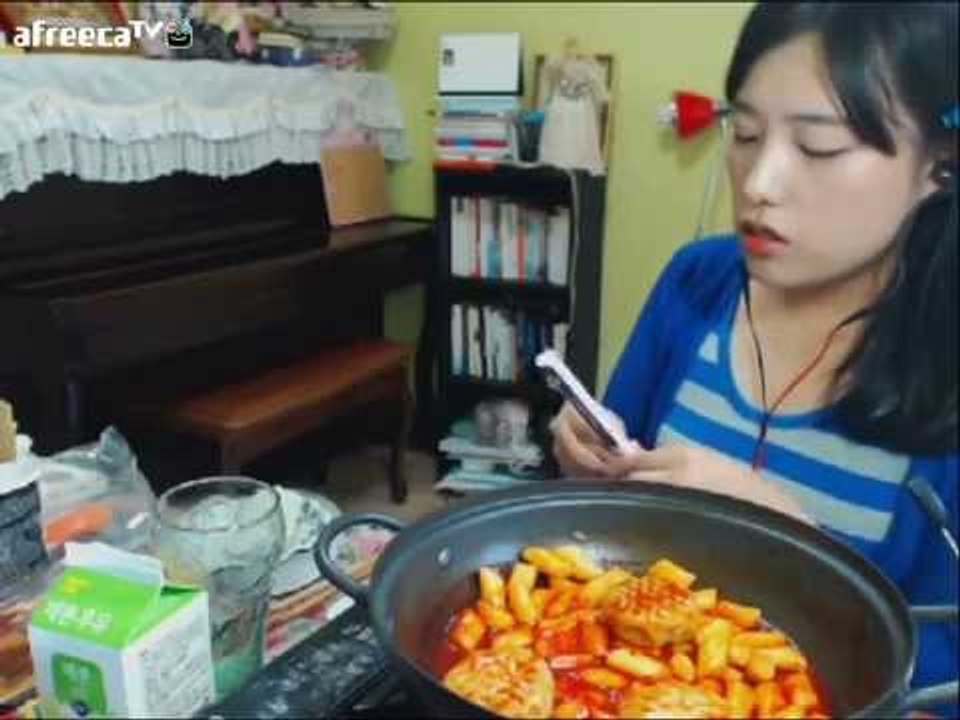 터민의 자이언트 떡볶이 먹방 (feat.유부초밥) cu편의점