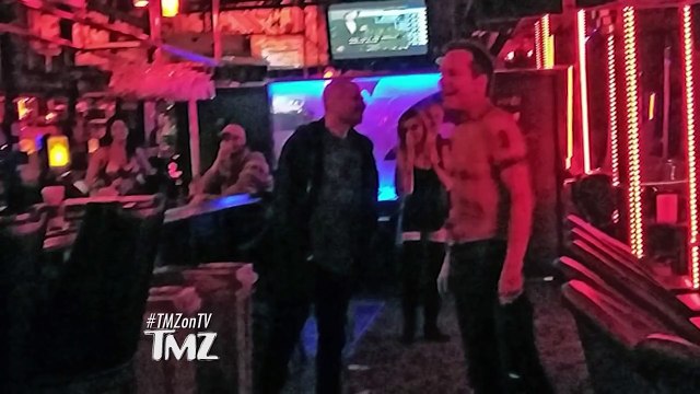 Kiefer Sutherland Takes Over The Stage At A…Strip Club?!