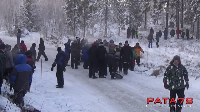 Un virage plus que dangereux piège 8 voitures dans un rallye