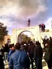 الفيديو الكامل لمحاولة الشاب بوعلي حرق نفسه بمدينة نفطة